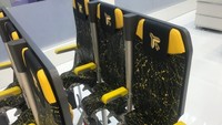 Punggung para penumpang yang menjajal kursi ini akan terdorong tegak ke atas dengan kaki yang pas di ruang depan kursi. Itulah, rasa sekilas saat menjajal versi terbaru dari kursi berdiri pesawat (Francesca Street/CNN Travel)