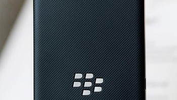 Material yang digunakan untuk menutup cover bagian belakang memang plastik. Namun lapisan luarnya -- atau yang menutupi bagian punggung -- dilapisi material lain. Gradasi dan bahan tambahan yang dipilih tersebut cukup tepat untuk membuatnya jadi lebih keset (tidak licin) saat dipegang. Foto: Getty Images