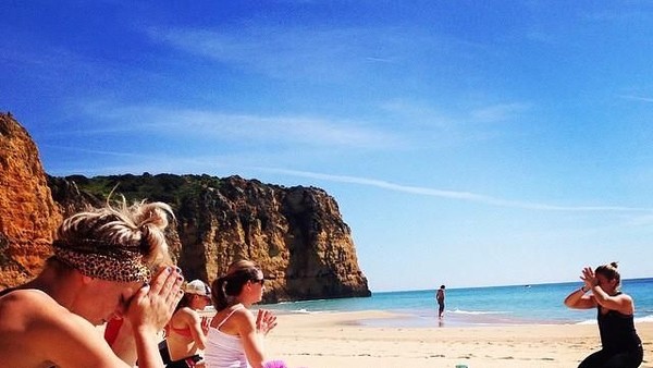 Namanya juga atlet, saat di pantai, Julie menyempatkan diri untuk yoga menjaga kebugaran (Instagram/julieertz)
