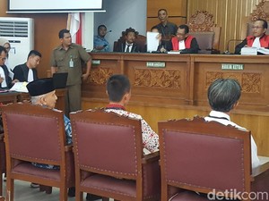 Jadi Saksi, Amien Tatap Ratna Agak Lama Lalu Senyum dan Beri Hormat