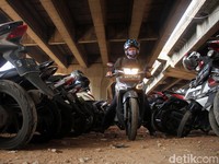 5 Cara Bikin Ban Motor Awet