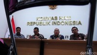 Ketua Komnas HAM Ahmad Taufan Damanik bersama Wakil Ketua Komnas HAM Hairansyah, Koordinator Subkomisi Pemajuan HAM Beka Ulung Hapsara dan Koordinator Penegakan HAM Amirudin saat menggelar konferensi pers tentang Temuan Penting dan Catatan Kritis Terkait Persiapan Penyelenggaraan Pemilu 2019 di Media Center Komnas HAM, Menteng, Jakarta, Kamis (4/4/19).