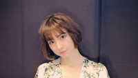Shinoda dulunya adalah personel AKB48 original Kami7. Namanya sempat masuk tujuh idola teratas menurut jajak pendapat Akibahara. Banyak orang menyukai wajah manis Shinoda. Foto: Instagram shinodamariko3