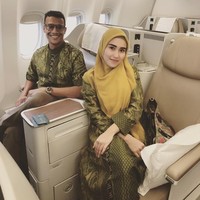 Saat berangkat ke Tanah Suci, ia memakai seragam travel umrah berupa dress batik bernuansa hijau. Ia padukan drees tersebut dengan hijab segi empat yang dipakai menutupi dada. Instagram/AyuTingTing92