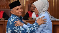 Ratna yang duduk di kursi bersama tim penasihat hukum menghampiri Amien Rais dan meminta maaf juga menyampaikan rasa terima kasihnya. 