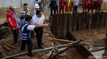 Momen Anies Cek Lokasi Banjir di Cawang