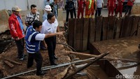 Anies memulai sekitar satu jam pantauan di kawasan Pancoran, Jakarta Selatan. Kemudian, Anies melanjutkan ke Cawang, Jakarta Timur.