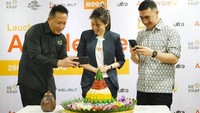 Axton Salim bersama dengan Triawan Munaf sedang berada di sebelah acara. Keduanya berfoto dengan tumpeng yang terdiri dari susunan kue-kue tradisional. Foto: Instagram@axtonsalim
