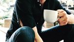 Beraksi di Avengers: Endgame, Ini Pose Keren Jeremy Renner saat Ngopi