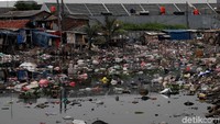 Sampah-sampah tersebut memenuhi sungai.