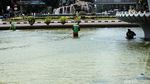 Aksi Bersih-bersih Kolam Air Mancur Patung Kuda