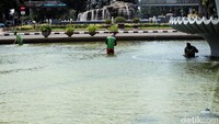 Pembersihan tersebut dilakukan rutin oleh Dinas Kehutanan Provinsi DKI Jakarta.