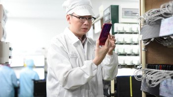 Dalam kesempatan ini, Steven Shi turun ke lapangan untuk memastikan proses produksi berjalan lancar dan dapat memenuhi permintaan pasar atas produk terbarunya, Redmi Note 7. Foto: Xiaomi