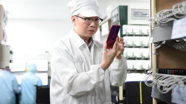 Steven Shi saat sidak di pabrik Xiaomi
