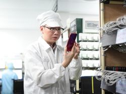 Aksi Bos Xiaomi Sidak Pabrik Ponselnya di Batam