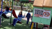 Salah satu imbauan untuk tidak menggunakan narkoba juga terpasang di RPTRA Kamal Bahari.