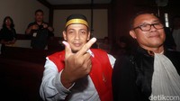 Dari pantauan detikcom, Bagus tampak duduk di kursi pengunjung sebelum sidang dimulai. Dia kemudian menunjukkan salam dua jari dengan tangan kanannya.