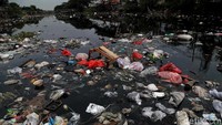 Menurut keterangan warga, sampah yang menumpuk di kawasan Sungai Dadap dan pinggir jalannnya itu telah lama dibiarkan.