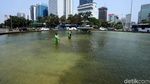 Aksi Bersih-bersih Kolam Air Mancur Patung Kuda