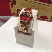 Di jajaran koleksi jam tangan wanita, ada seri Faenza yang mencuri perhatian. Seperti kota Faenza yang sarat akan nilai historis serta cita rasa seninya yang tinggi, jam tangan ini hadir dengan bazel tapal kuda khas Aigner dan strap yang dihiasi ukiran emas berbentuk logo Aigner dan hati. (Foto: Daniel Ngantung/Wolipop)