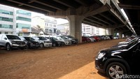 Sejumlah kendaraan nampak terparkir di bawah kolong tol layang di dekat stasiun MRT Fatmawati, Jakarta, Kamis (4/4/2019).