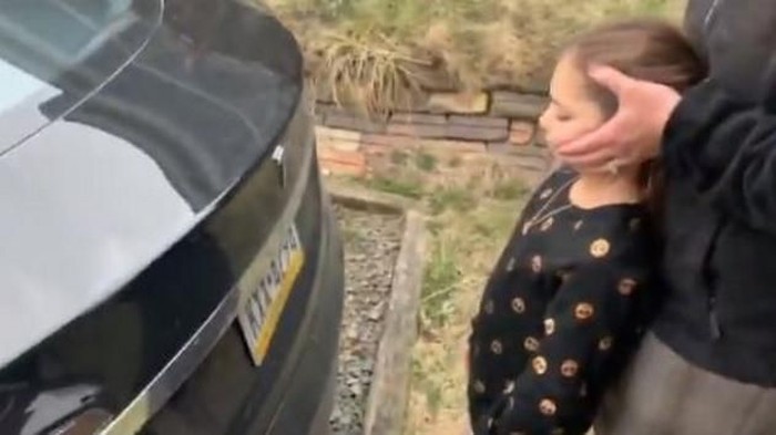 Ayah Cabut Gigi Anak Pakai Mobil, Warganet Geram