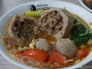 Sedap! Bakso Bomber Isi Daging Cincang Khas Lampung