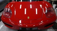 Anggota Komisi III DPR RI dari Fraksi Partai NasDem itu juga memiliki Lamborghini, Ferrari, Porsche, hingga mobil listrik Tesla pun ada di parkiran rumah tersebut. 