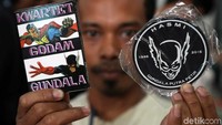 Sejumlah aksesoris pun turut ditampilkan dalam acara tersebut. Salah satunya adalah sticker dan pin up dari komik-komik Indonesia.
