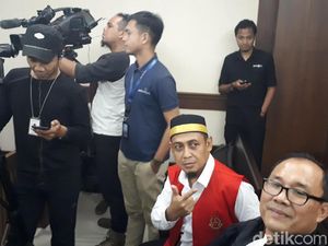 Sebelum Sidang, Kreator Hoax Surat Suara Tercoblos Acungkan Salam 2 Jari