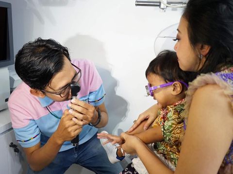 Anak Idap Katarak, Asri Welas Dukung Kampanye 90 Kacamata Gratis