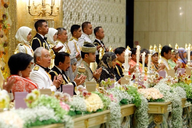 Putri Hajah Hafizah Sururul Bolkiah dan Haji Muhammad Ruzaini mengikuti pesta pernikahan yang digelar di istana nan megah. Ada lebih dari 3.000 tamu menghadiri pernikahan mereka termasuk sejumlah pemimpin berbagai negara. Kabarnya royal wedding Brunei ini menghabiskan biaya hingga US$20 juta atau sekitar Rp 238 miliar. Foto: AFP