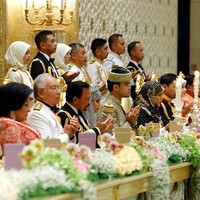 Putri Hajah Hafizah Sururul Bolkiah dan Haji Muhammad Ruzaini mengikuti pesta pernikahan yang digelar di istana nan megah. Ada lebih dari 3.000 tamu menghadiri pernikahan mereka termasuk sejumlah pemimpin berbagai negara. Kabarnya royal wedding Brunei ini menghabiskan biaya hingga US$20 juta atau sekitar Rp 238 miliar. Foto: AFP