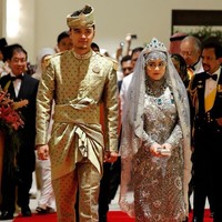 Sultan Brunei Darusallam Hassanal Bolkiah menggelar pernikahan mewah untuk anak kelimanya Putri Hajah Hafizah Sururul Bolkiah pada September 2012. Sang putri dinikahi Haji Muhammad Ruzaini yang kini bergelar pangeran. Ruzaini diketahui bekerja sebagai PNS di Kantor Perdana Menteri sebelum menikahi anak sang sultan. Foto: AFP