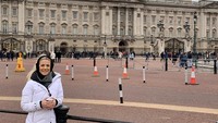 Jalan-jalan di London, tak lengkap kalau belum ke Buckingham Palace (Instagram/julieertz)