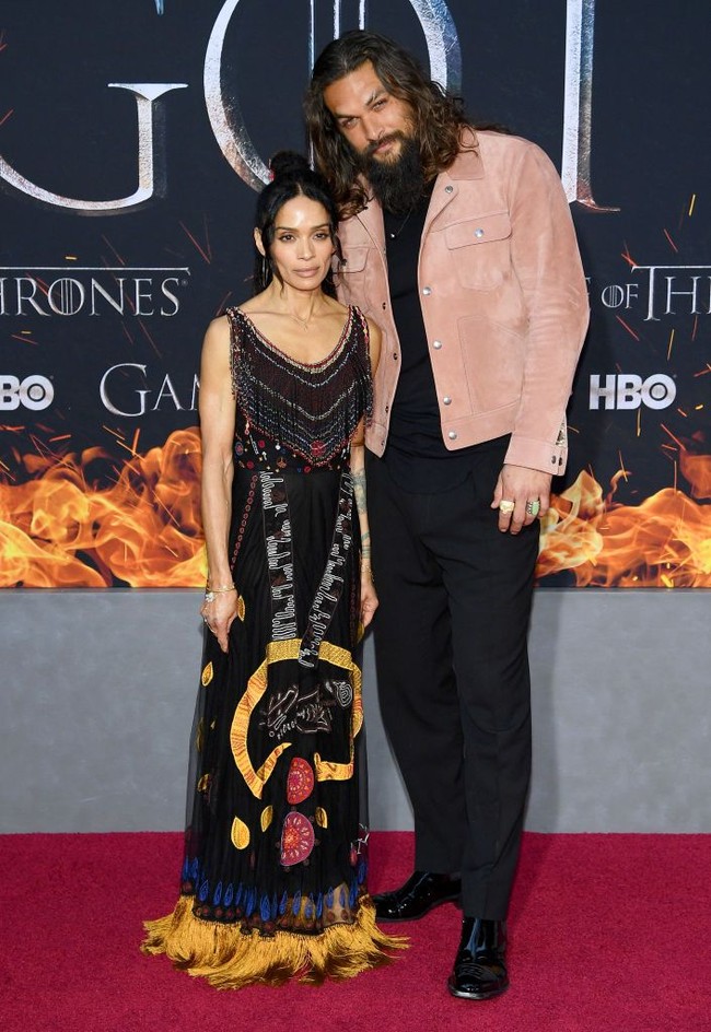 Hajatan ini juga tak dilewatkan oleh aktor Jason Momoa dari ‘Game of Thrones’ musim pertama. Hadir bersama sang istri, Lisa Bonet, aktor bertubuh kekar ini keluar dari zona nyamannya dengan jaket pink. Foto: Getty Images