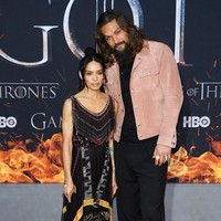 Hajatan ini juga tak dilewatkan oleh aktor Jason Momoa dari ‘Game of Thrones’ musim pertama. Hadir bersama sang istri, Lisa Bonet, aktor bertubuh kekar ini keluar dari zona nyamannya dengan jaket pink. Foto: Getty Images