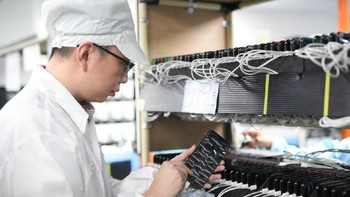 Steven Shi, Country Head Xiaomi Indonesia, melakukan inspeksi terhadap proses perakitan berbagai produk Xiaomi di PT. Sat Nusapersada. Foto: Xiaomi