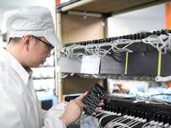 Aksi Bos Xiaomi Sidak Pabrik Ponselnya di Batam