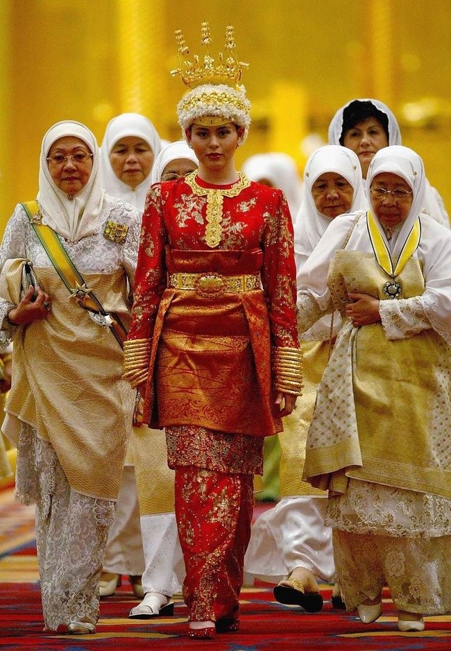 Pada hari pernikahannya Putri Sarah mengenakan busana yang kini termasuk dalam deretan busana pernikahan termahal di dunia. Sang putri mengenakan baju pengantin lokal di pernikahannya dengan Pangeran al-Muhtadee Billah Bolkiah dari Brunei. Dikutip dari Harpers Bazaar, baju merah dengan ornamen emas ini diperkirakan mencapai harga US$ 4 juta atau sekitar Rp 57 miliar. Foto: istimewa