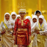 Pada hari pernikahannya Putri Sarah mengenakan busana yang kini termasuk dalam deretan busana pernikahan termahal di dunia. Sang putri mengenakan baju pengantin lokal di pernikahannya dengan Pangeran al-Muhtadee Billah Bolkiah dari Brunei. Dikutip dari Harpers Bazaar, baju merah dengan ornamen emas ini diperkirakan mencapai harga US$ 4 juta atau sekitar Rp 57 miliar. Foto: istimewa
