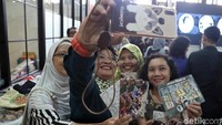 Tak sedikit pula pengunjung yang mengabadikan momen berfoto dengan komik-komik Indonesia populer dari masa ke masa sekaligus untuk nostalgia masa muda.