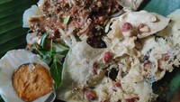 Telur asin yang masir gurih enak dijadikan lauk pecel pincuk dengan taburan daun kemangi. Nyam! Foto: Instagram @lapar24jam
