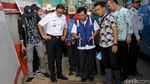 Momen Anies Cek Lokasi Banjir di Cawang