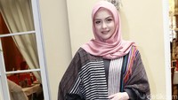 Reva tampil cantik menawan dengan busana hitam-putih dan hijab pink. Pool/Palevi S/detikFoto.