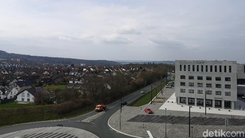 Rombongan juga diajak ke atap Leica yang jika dilihat dari atas, bentuknya menyerupai lensa kamera. Foto: Rachmatunnisa/detikINET