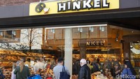 Hinkel adalah toko roti paling terkenal di Kota Dusseldorf, Jerman. Toko roti ini sudah ada sejak tahun 1891. Warga rela antre di toko ini hanya demi sepotong roti (Wahyu/detikcom)  