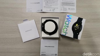 Berikut adalah isi dari boks Galaxy Watch Active ketika dibuka. Foto: detikINET/Anggoro Suryo Jati
