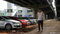 Seorang warga melintasi kolong jembatan yang disulap menjadi lahan parkir liar di dekat Stasiun MRT Fatmawati.