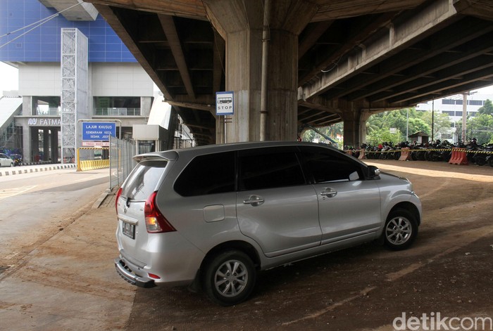 Parkiran Mrt Fatmawati Kejauhan Warga Pilih Parkir Di Kolong Tol